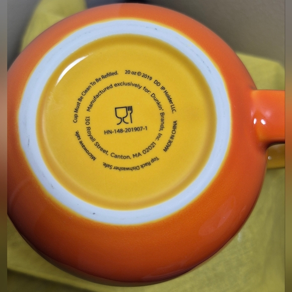 Wake Up Drink Dunkin' Be Awesome 2019 Coffee Mug 20 oz Yellow Orange Ombre NWOT - Picture 8 of 8